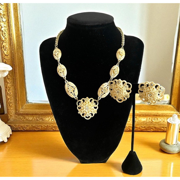 Carved Celluloid Necklace & Earring Set White Flowers Rhinestones 16" Screwbacks - Picture 1 of 16
